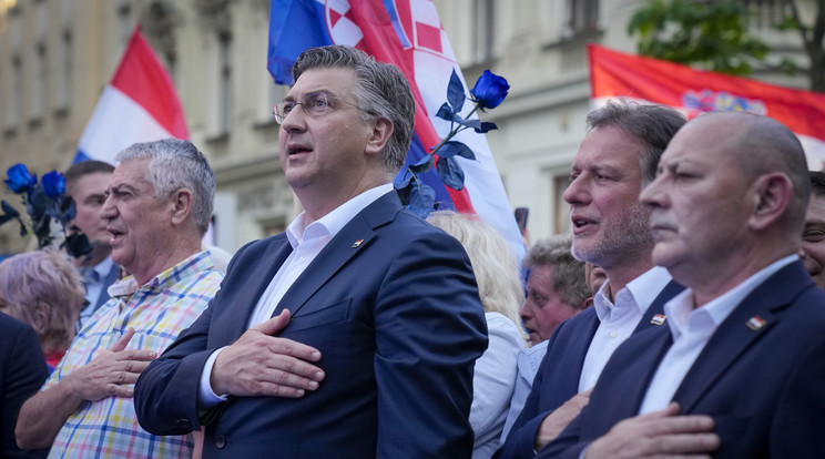 Andrej Plenkovic horvát miniszterelnök, a kormányzó jobboldali Horvát Demokratikus Közösség (HDZ) elnöke (k) hazája himnuszát énekli a párt választási kampányrendezvényén Zágrábban / Fotó: MTI/AP/Darko Bandic