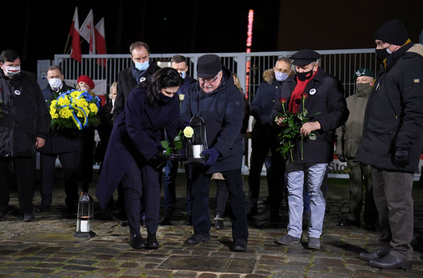 Prezydent Gdańska Aleksandra Dulkiewicz oraz były prezydent RP Lech Wałęsa podczas uroczystości przy bramie nr 2 Stoczni w Gdańsku