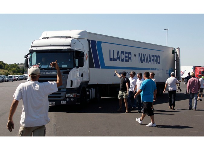 Francuscy rolnicy zatrzymują ciężarówkę z hiszpańskimi warzywami i owocami