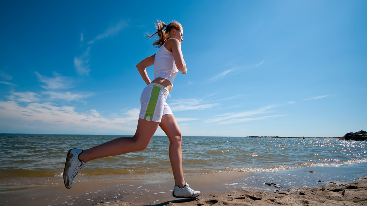 Zła technika biegania, zamiast poprawić zdrowie, może bardzo zaszkodzić naszym stawom. Zanim rozpoczniemy treningi zadbajmy także o odpowiednie wzmocnienie organizmu, poprzez ćwiczenia, dietę i suplementację.