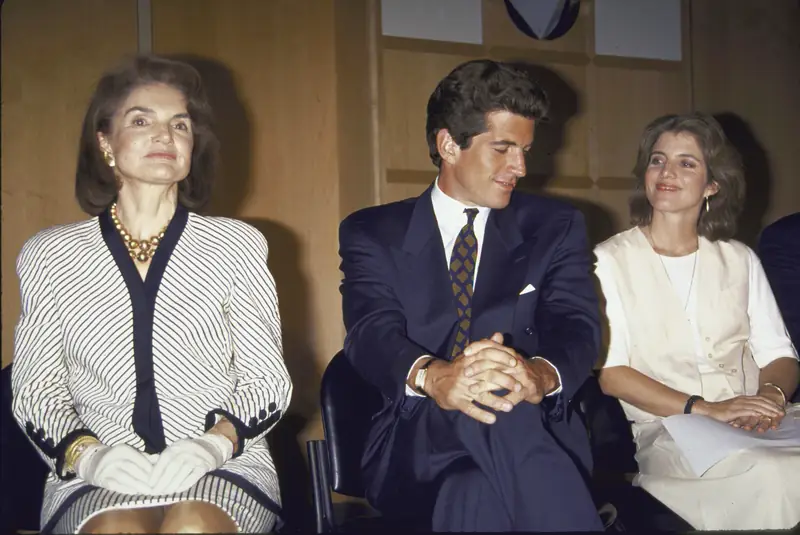  Jacqueline Kennedy Onassis, John F. Kennedy Jr.,  Caroline Kennedy, 1993 r. / Time Life Pictures / ContributorGettyImages-50719098 