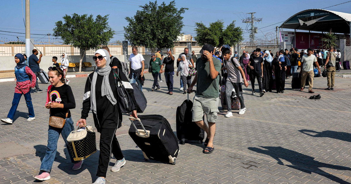 Egypt opens borders to Palestinians from the Gaza Strip
