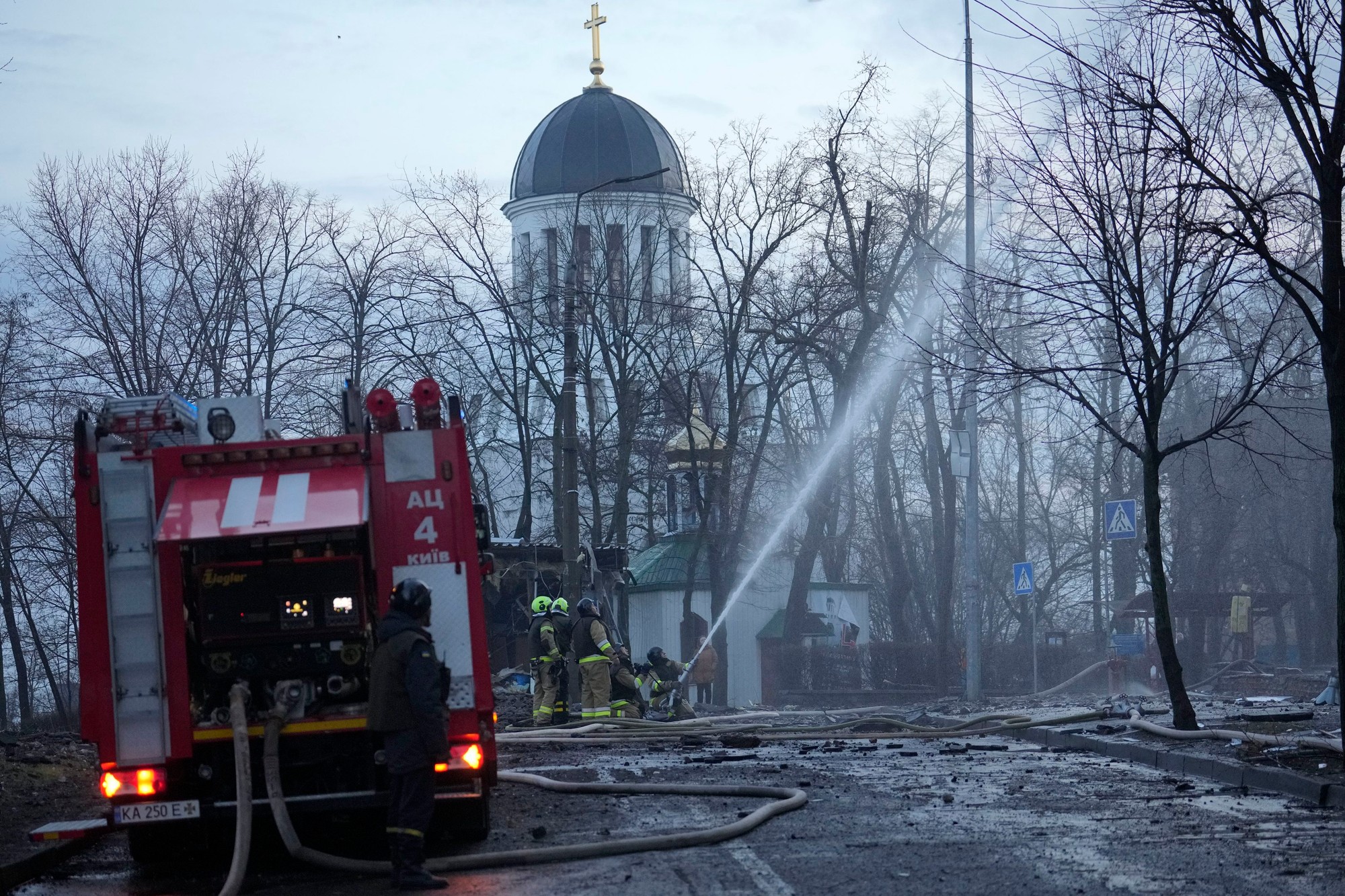 Z centra ukrajinskej metropoly Kyjev hlásili vo štvrtok ráno desiatky výbuchov.