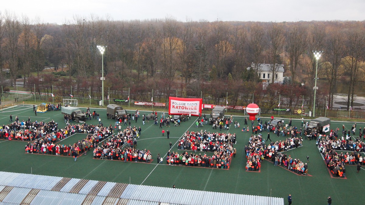 Setki osób ułożyły w Święto Niepodległości napis "Polska" na Stadionie Śląskim w Chorzowie. Jak mówili niektórzy z uczestników wydarzenia, to dobry pomysł, by w konwencji zabawy integrować Polaków wokół ważnych dla państwa wartości.