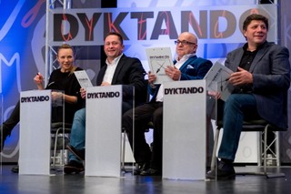 Ogólnopolskie Dyktando 2016: Jak świecę z maksirzodkwi i kieliszek courvoisiera napisali Guzik i Kurczok?