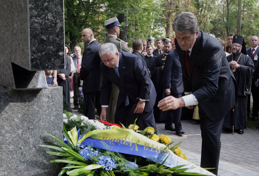 Lech Kaczyński i Wiktor Juszczenko podczas uroczystości odsłonięcia Krzyża Pamiątkowego Wielkiego Głodu na Ukrainie, na Cmentarzu Wolskim Prawosławnym w Warszawie w 2009 r.