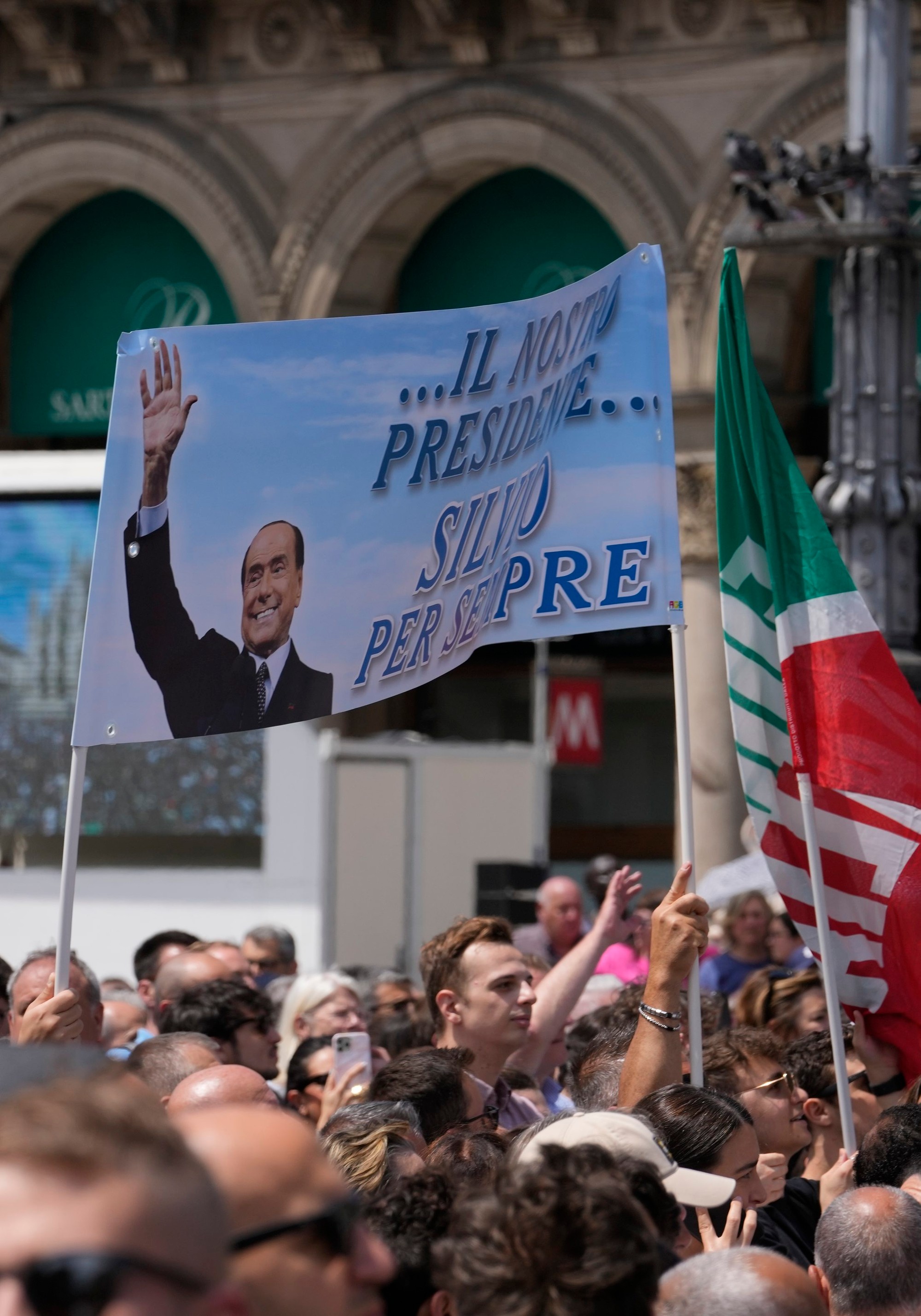 Pohreb Silvia Berlusconiho sa konal v Milánskom dóme.