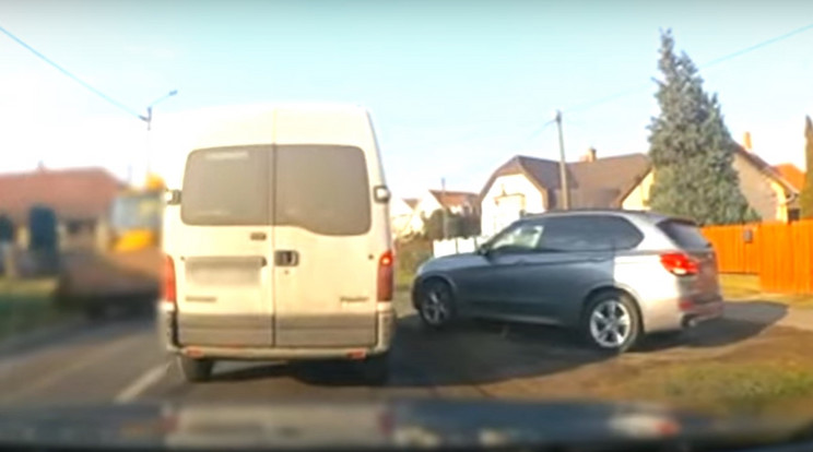 Egy türelmetlen BMW-s a járdán száguldott végig, hogy megkerülje a kukásautót / Fotó: YouTube / BpiAutósok
