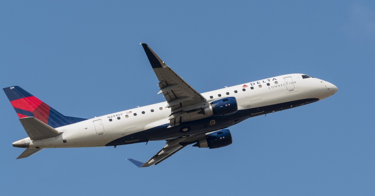 Wpadka stewardesy kosztowała przewoźnika setki tysięcy złotych. Podróżni musieli zagryźć zęby