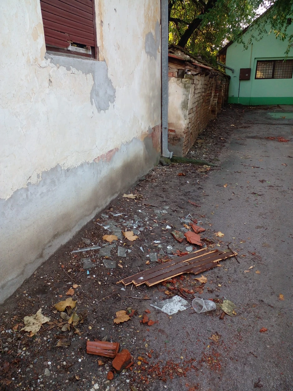 Spuštene roletne kriju razbijene prozore