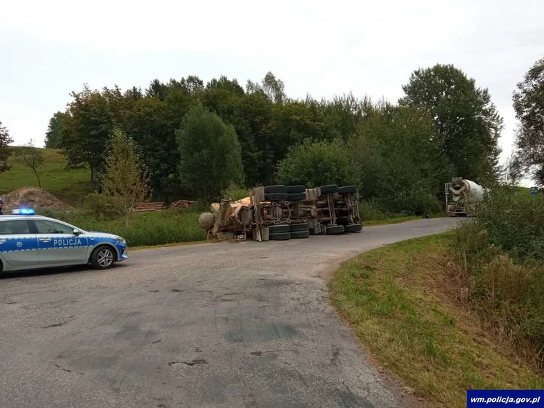 Ciężarówka z betonem wywróciła się na skrzyżowaniu