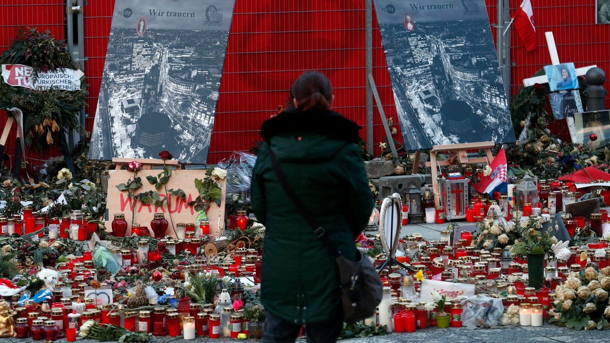 Bundestag uczcił pamięć ofiar zamachu terrorystycznego w Berlinie. Przewodniczący Norbert Lammert pochwalił reakcje Niemców i niemieckich muzułmanów. Tych wezwał jednak do rozprawy ze swoją religią.