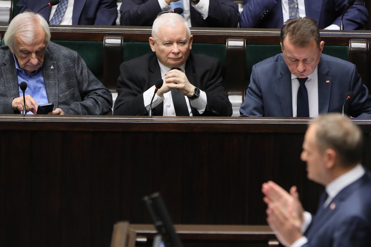 Prezes PiS Jarosław Kaczyński (C) oraz posłowie PiS Mariusz Błaszczak (P) i Ryszard Terlecki (L) na sali obrad Sejmu w Warszawie, 12 bm. Premier Donald Tusk przemawia w Sejmie. (jm) PAP/Paweł Supernak