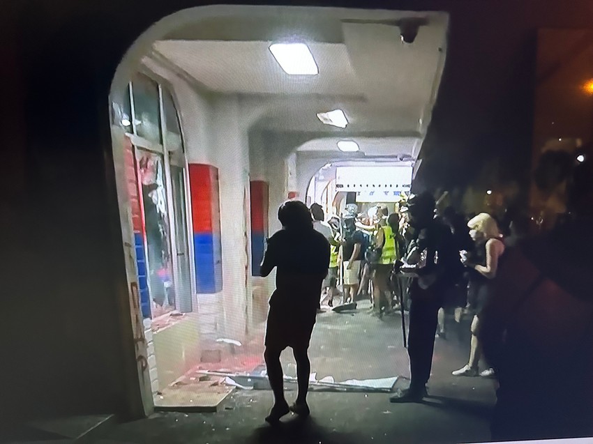 Razbijanje prostorija SNS u Novom Sadu