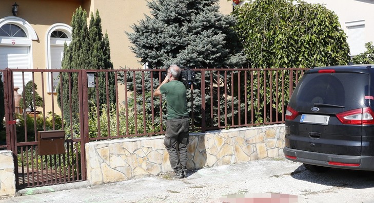 A férfi a ház előtt kezdett fékevesztett mészárlásba /Fotó: Fuszek Gábor 
