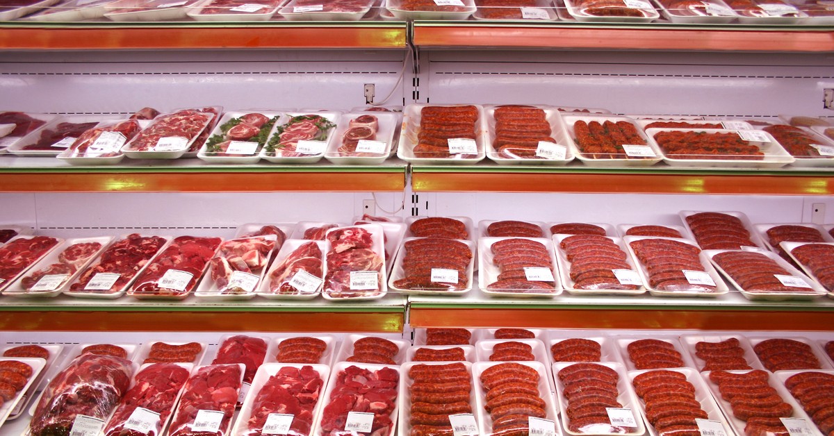 Alarm w sklepach w całej Polsce. Wycofują ze sprzedaży skażone mięso. Absolutnie tego nie jedzcie