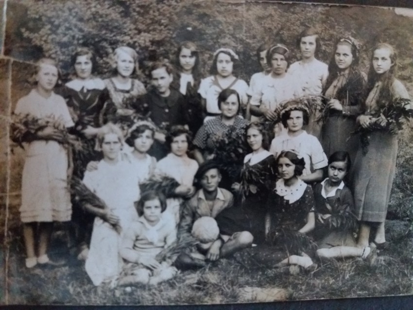 Završni razred školovanja za modistkinje: Vidosava (stoji četvrta zdesna)