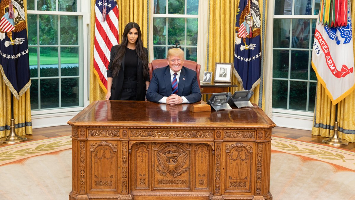 "Świetne spotkanie z Kim Kardashian, rozmawialiśmy o reformie więziennictwa i wyroków" - podsumował na swoim Twitterze prezydent USA Donald Trump.