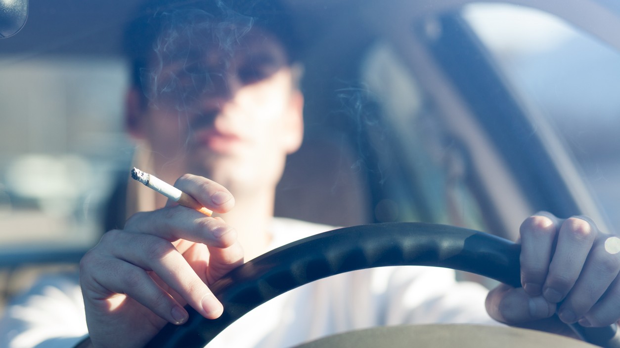 Cigareta za volantom: Hrozí vám pokuta, aj keď to nie je zakázané! Pozor na vyhodenie ohorku.