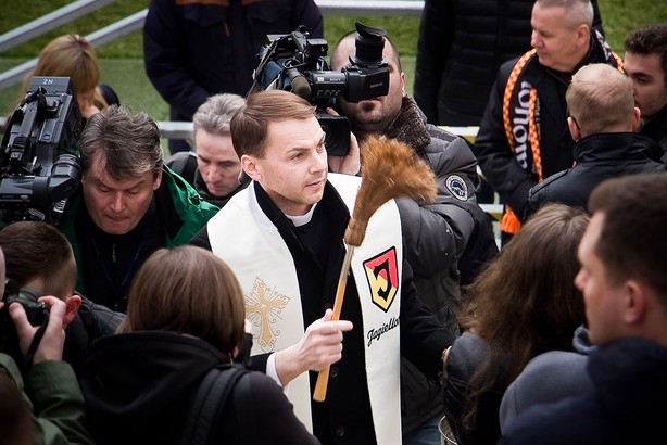 Ksiądz Andrzej Dębski, kapelan Jagiellonii Białystok, święci pokarmy na stadionie miejskim, marzec 2016 r.