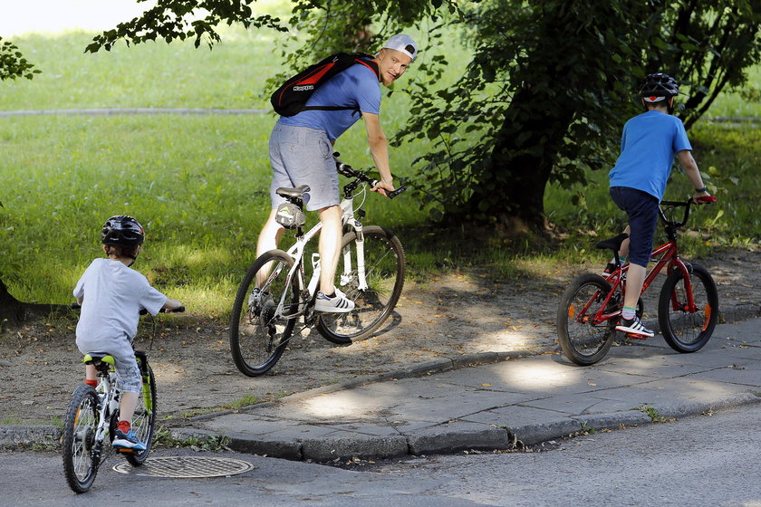 Piotr Kupicha z synami na rowerach