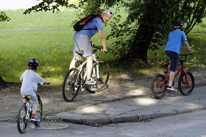 Piotr Kupicha z synami na rowerach