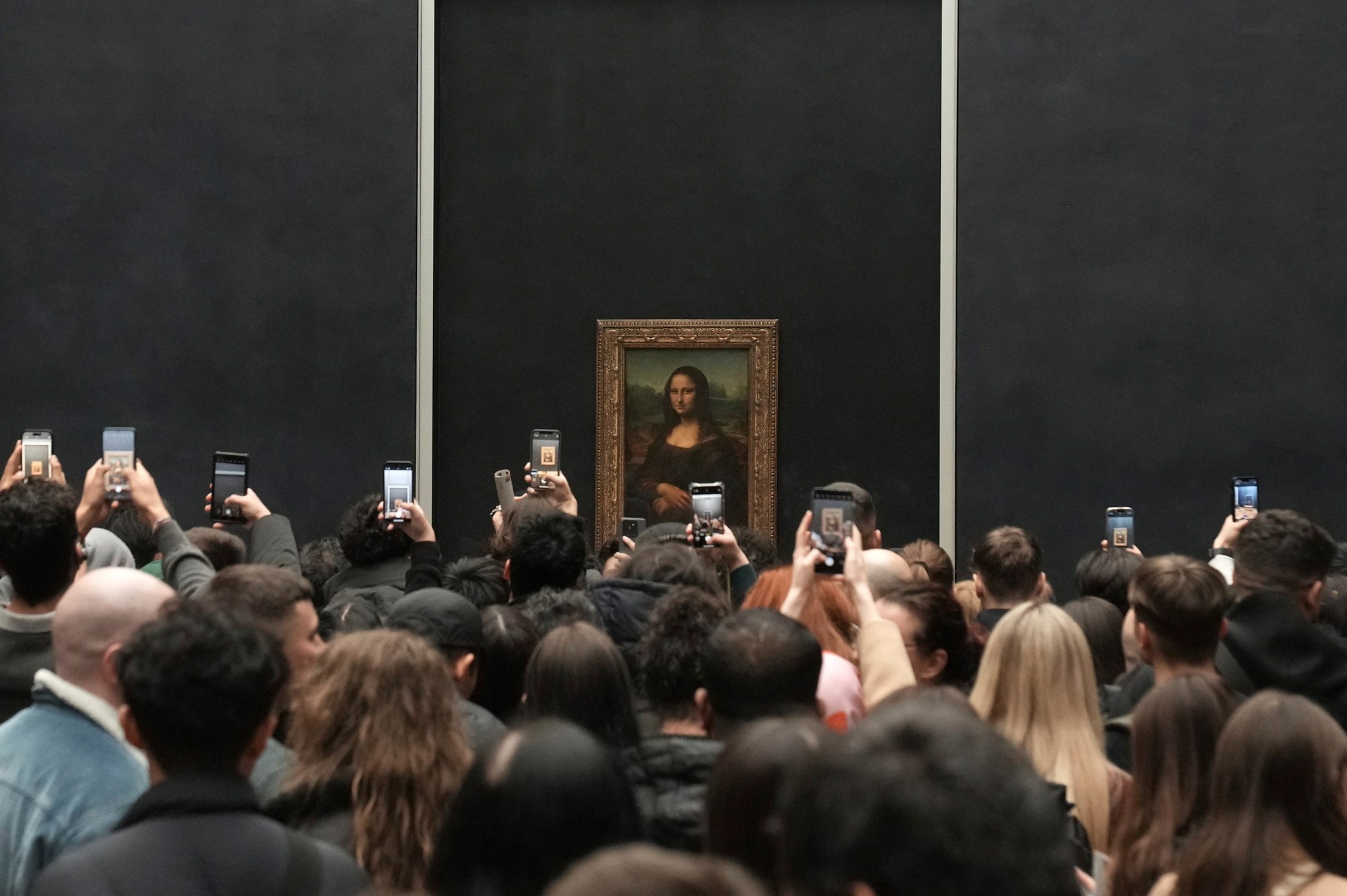 Obraz Mony Lisy od Leonarda da Vinciho v múzeu Louvre v pondelok 27. januára 2025 v Paríži.