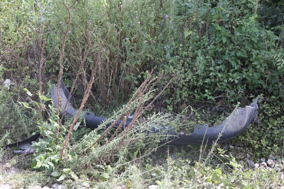 Na mestu tragedije vide se delovi automobila