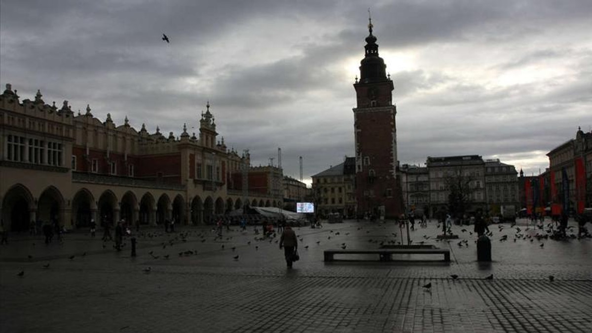 "Fakt": Żenada! To ma być impreza sylwestrowa? Po całym roku ciężkiej pracy krakowianie mogą liczyć jedynie na skromny koncercik na Rynku, którego główna gwiazda będzie zespół Pod Budą. Tymczasem w innych miastach na mieszkańców czekają prawdziwe gwiazdy. Nawet w Katowicach, które na Sylwestra wydadzą o 100 tys. zł mniej niż Kraków!