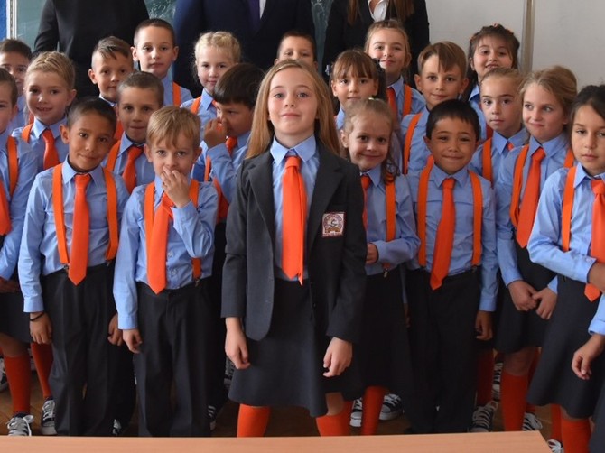 Đaci iz Vrčina u školskim uniformama