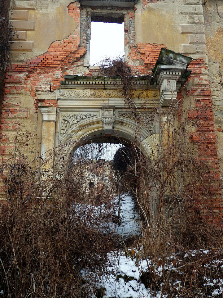 Portal i fasada główna pałacu, luty 2017