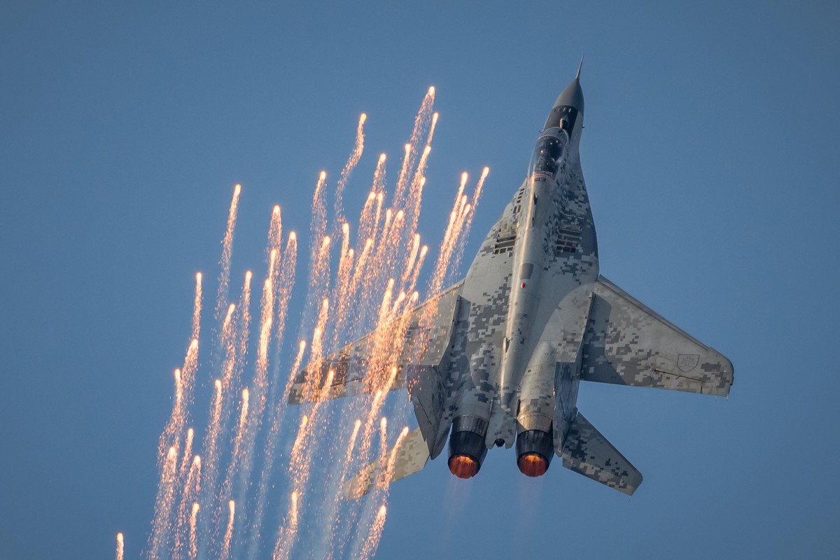 Drony zaczęły wystrzeliwać flary, jakie dotychczas przenosiły samoloty bojowe. Na zdjęciu słowacki Mig-29 prezentuje użycie flar/pułapek termicznych.