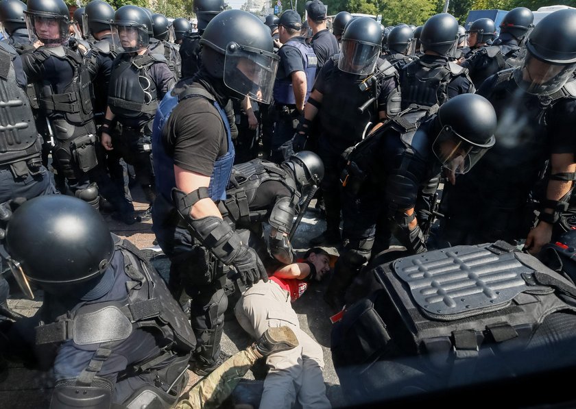 Tysiące policjantów pilnowały gejów