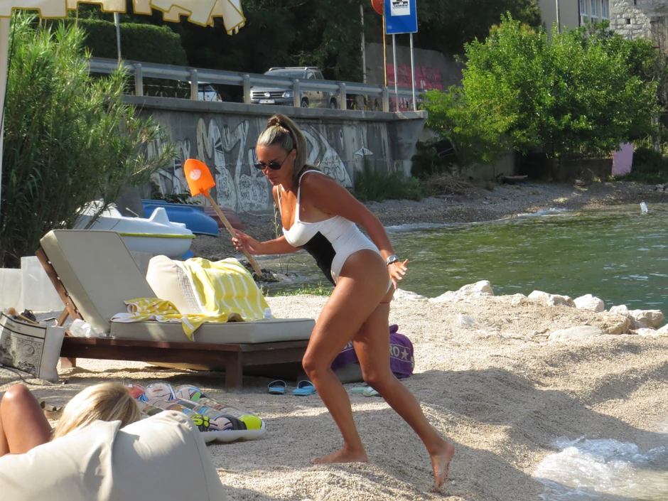 Marija Mikić skuplja po plaži lopatice i opemu sa kojom se igra sa decom