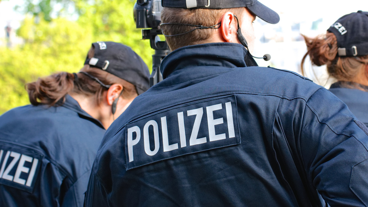 Niemiecka policja wysłała list gończy za rodzicami z Polski, którzy zabrali ze szpitala swoje nowo narodzone dziecko - informuje "Westdeutsche Zeitung". Wcześniej dyrekcja szpitala zgłosiła sprawę do Urzędu ds. Młodzieży. Parze może grozić zarzut porwania.