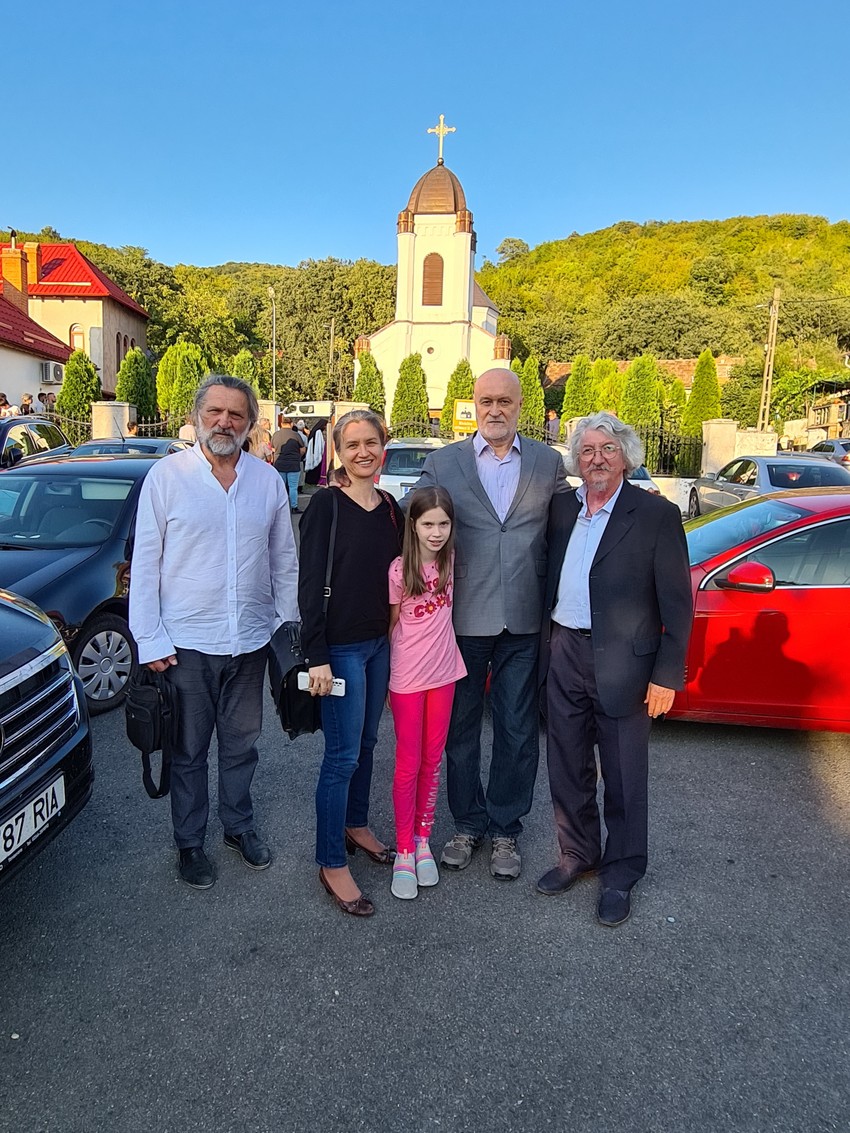 Nenad Grujičić sa suprugom, ćerkom i pesnicima