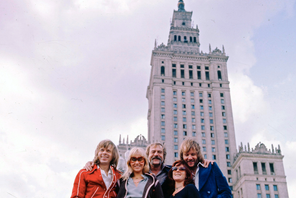 Wizyta zespołu ABBA w Warszawie. Na zdjęciu: Björn Ulvaeus, Agnetha Fältskog, Stig Anderson, Anni-Frid Lyngstad, Benny Andersson, listopad 1976 r.