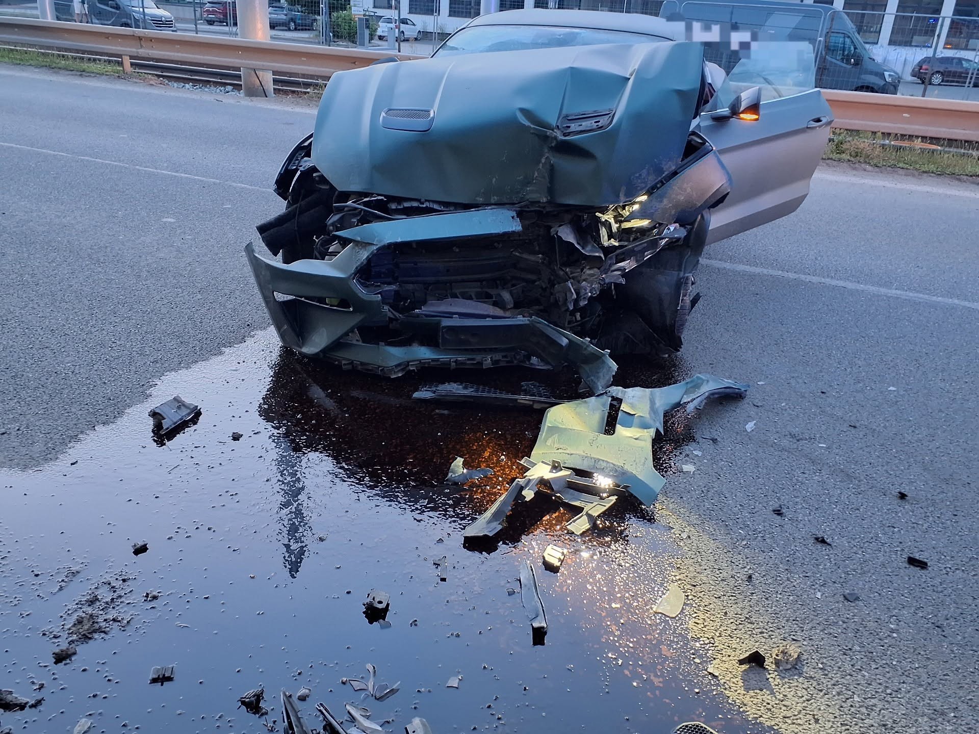 Osobné motorové vozidlo narazilo do betónovej konštrukcie mosta.