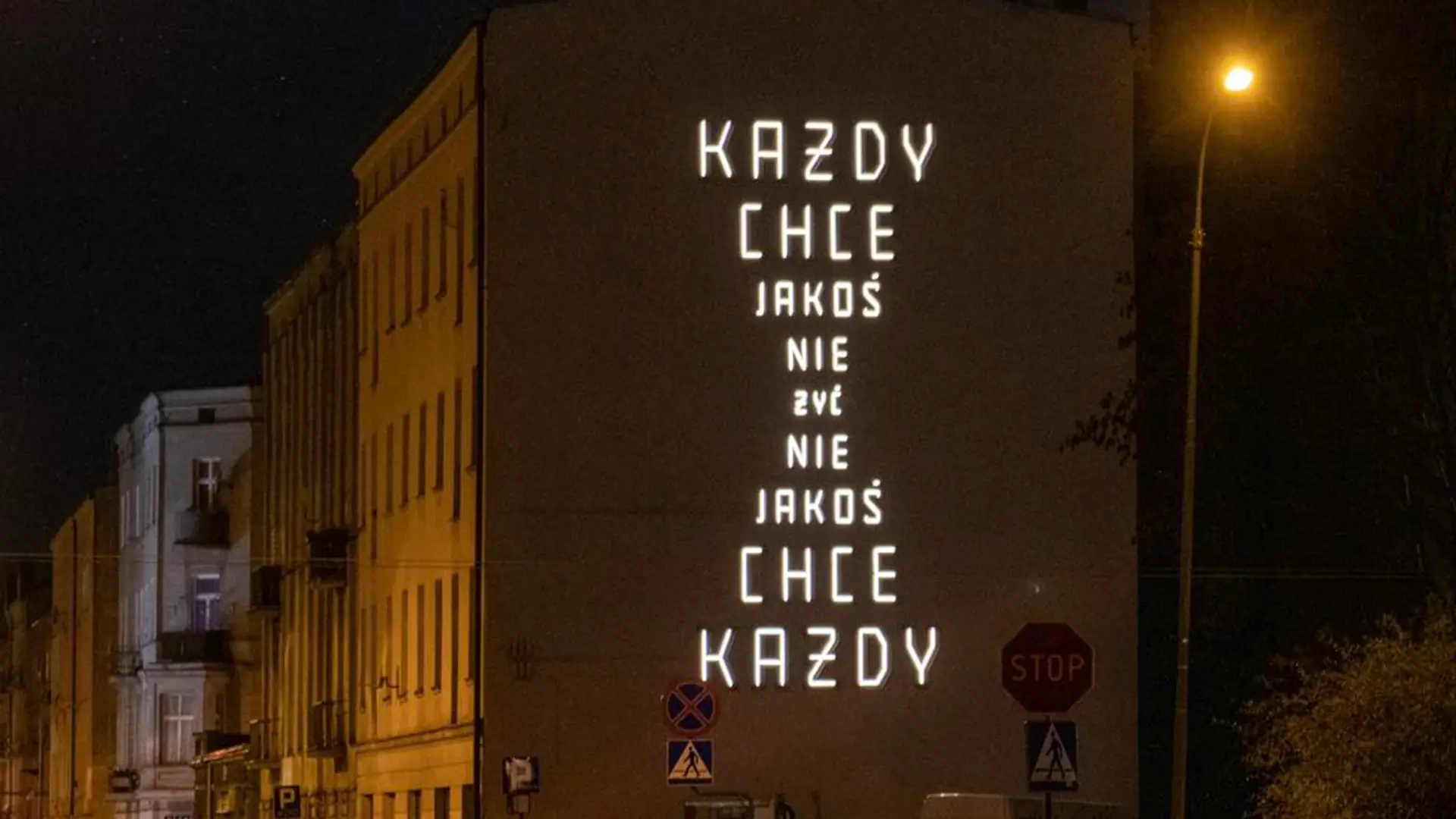 "Każdy chce jakoś nie żyć". Powstał neon z tekstem Doroty Masłowskiej