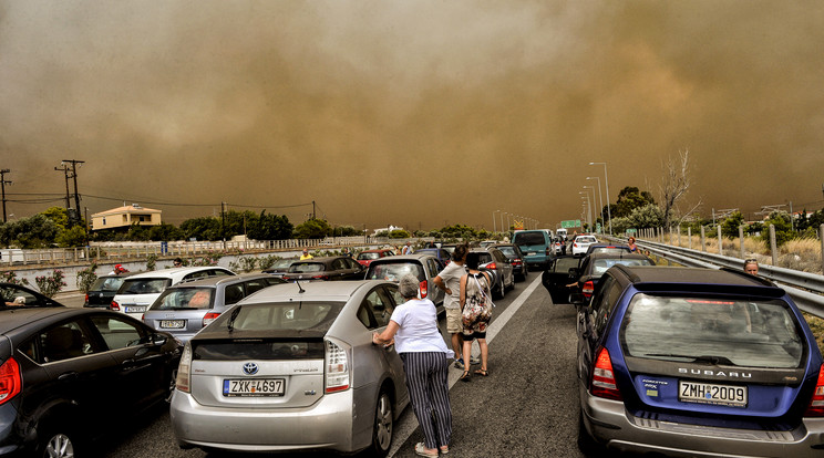 Ezrek rekedtek 
az autópályán 
a tűz közelében  /Fotó: AFP
