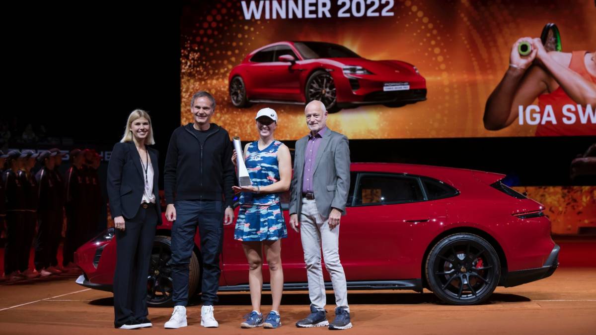 Anke Huber (Dyrektor Operacyjna Turnieju), Oliver Blume (Prezes Zarządu Porsche AG), zwyciężczyni turnieju w Stuttgarcie Iga Świątek i Markus Günthardt (Dyrektor Turnieju)