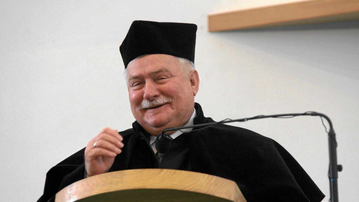 B. prezydent Lech Wałęsa, który w przyszłym tygodniu udaje się z misją do Tunezji, oświadczył dzisiaj, że będzie przekonywał Tunezyjczyków, by "oszczędzali środki i siły", ale nie rezygnowali z walki, prowadzonej w sposób rozsądny i pokojowy. - Ja lubię zwyciężać i tam także chciałbym zwyciężyć - powiedział. Przyznał jednak, że nie spodziewa się sukcesów natychmiast po swojej wizycie w Tunezji.