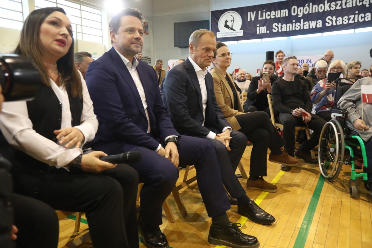 Biała Podlaska, 17.04.2023. Przewodniczący Platformy Obywatelskiej Donald Tusk (3L), prezydent Warszawy Rafał Trzaskowski (2L) i szefowa sztabu wyborczego KO Wioletta Paprocka (4L) podczas spotkania z mieszkańcami w Białej Podlaskiej, 17 bm. w ramach akcji #TuJestPrzyszłość. (ad) PAP/Artur Reszko