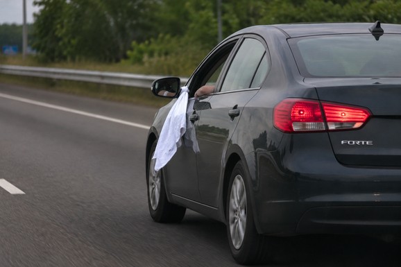 Vozači vezuju belu krpu za prozor automobila i imaju dobar razlog za to: Malo ko zna šta ovo zapravo znači, evo zašto ne bi trebalo da ga ignorišete