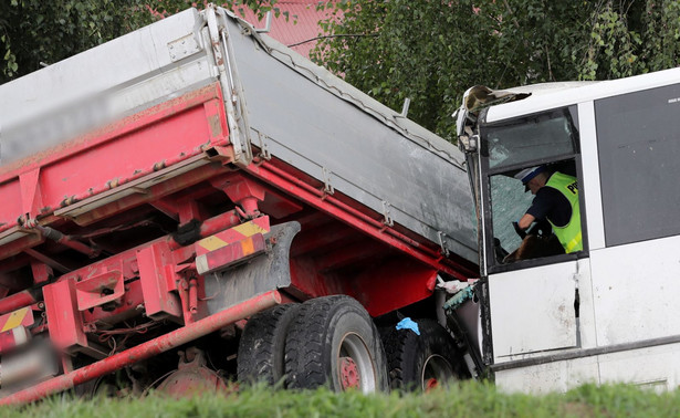 Wypadek autokaru z uczniami pod Nowym Sączem. Jedna osoba nie żyje, 19 rannych w szpitalach