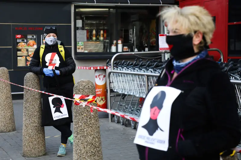 Kraków: kobiety protestujące w kolejce do sklepu, fot.  Beata Zawrzel/NurPhoto via Getty Images