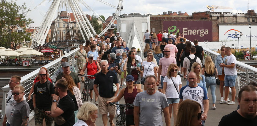 Epidemiolodzy ostrzegają przed ostatnim weekendem wakacji: Koronawirus ciągle groźny, pamiętajmy o zasadach bezpieczeństwa!