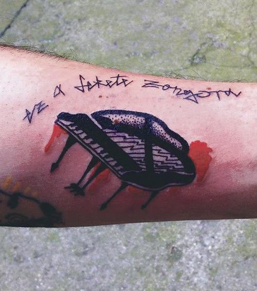 Zongorát tetováltatott magára ByeAlex - Blikk