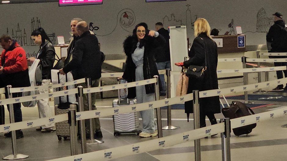 Indi Aradinović na aerodromu