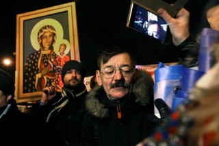 Krucjata Różańcowa manifestuje pod TVP: Odśpiewano 'Rotę' i 'My chcemy Boga'